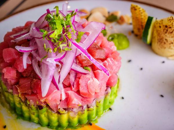 Tártaro de atún con palta y cebolla morada