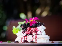 Postre de la casa con berries