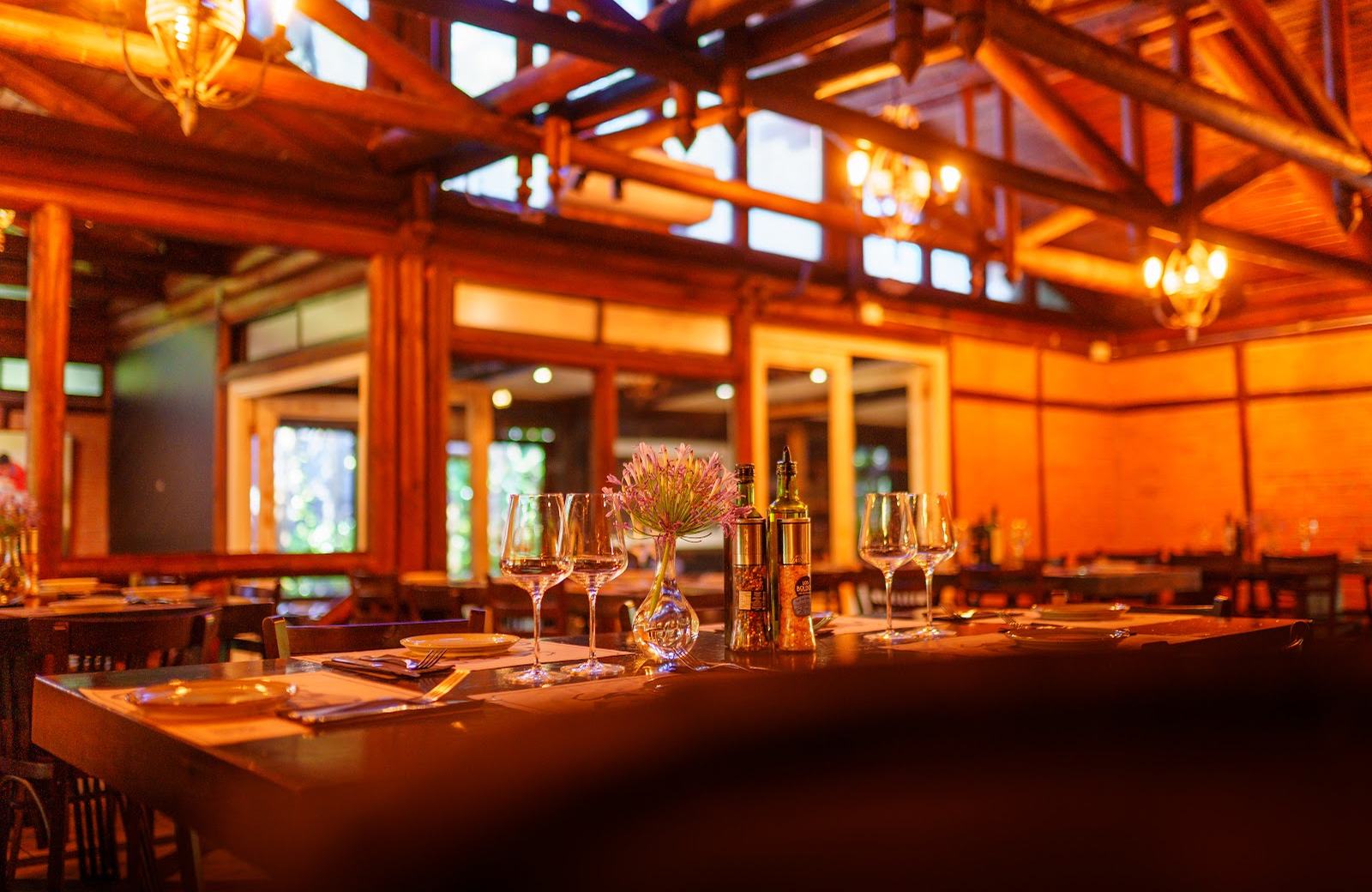El salón rústico de Toro Bayo, listo para la mesa