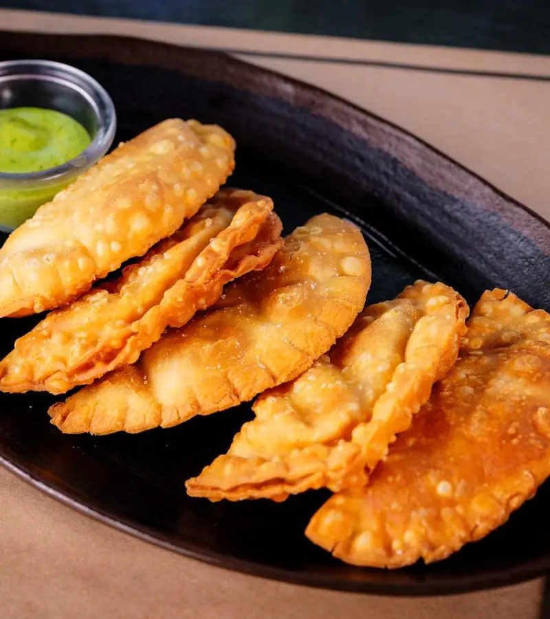 Empanadas fritas recién hechas, para compartir