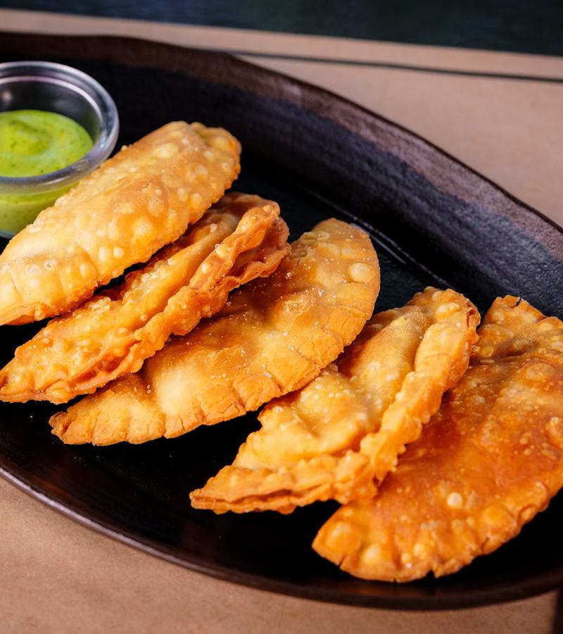 Empanadas fritas recién hechas, para compartir