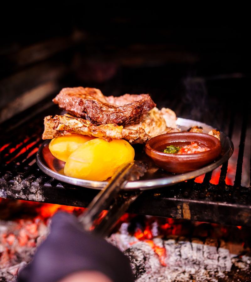 Carne a la parrilla sobre las brasas