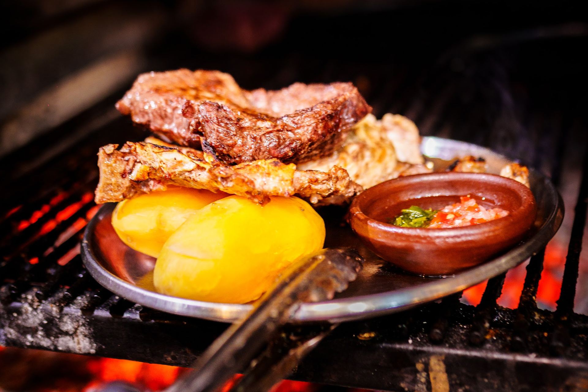 Parrilla al fuego de leña en Toro Bayo, Talca